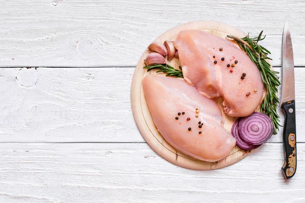 Ahşap kesme tahtası üzerinde çiğ tavuk göğsü fileto