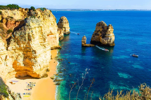 Hermosa playa de arena oculta entre rocas con kayaks —  Fotos de Stock