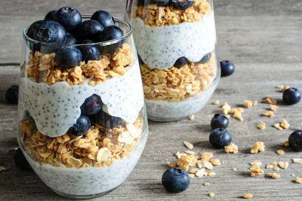 Joghurt mit Müsli, frischen Blaubeeren und Chiasamen — Stockfoto