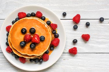 yığın krep taze meyveleri ve karamel sos ile