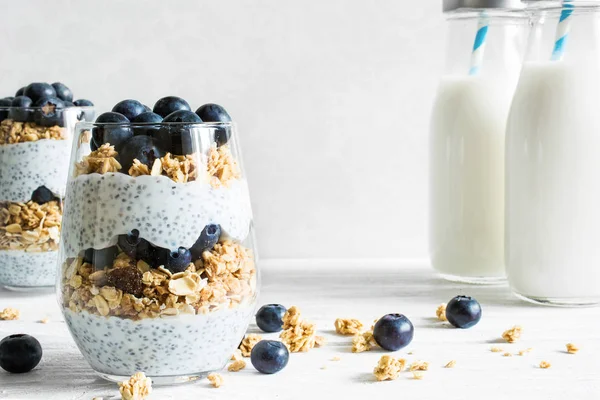 Chiapudding oder Joghurt-Parfait mit Blaubeeren, Müsli und Chiasamen — Stockfoto