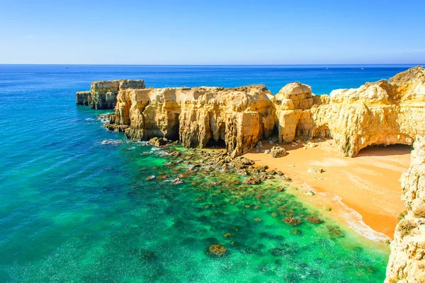 Schöner Meerblick mit geheimen Sandstrand in der Nähe von Albufeira an der Algarve, Portugal — Stockfoto
