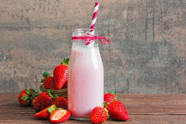 Smoothie aux fraises ou milkshake en bouteille avec paille — Photo