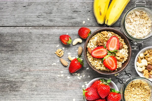 Tigela de muesli aveia com morango, granola, banana e nozes — Fotografia de Stock