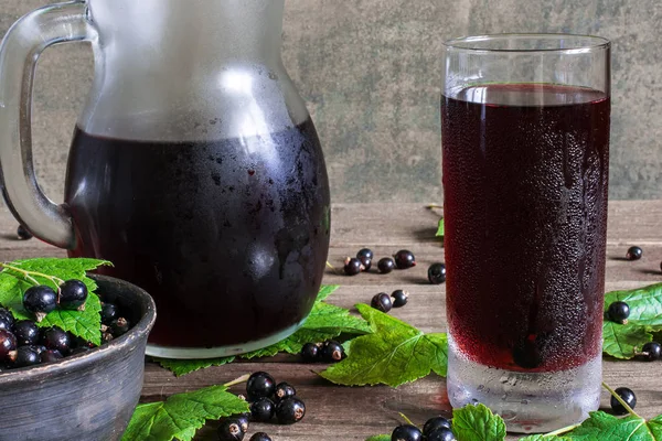 Bir cam ve sürahi soğuk Siyah frenk üzümü suyu — Stok fotoğraf