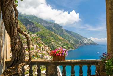 Positano şehir çiçeklerle antika terasından güzel manzara