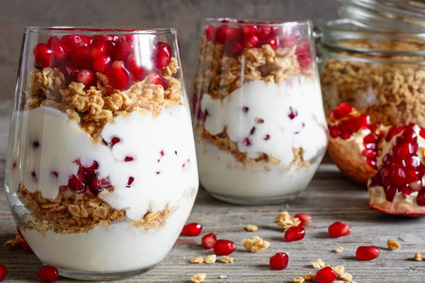 Diät-Dessert mit Joghurt, Müsli und Granatapfelfrüchten — Stockfoto