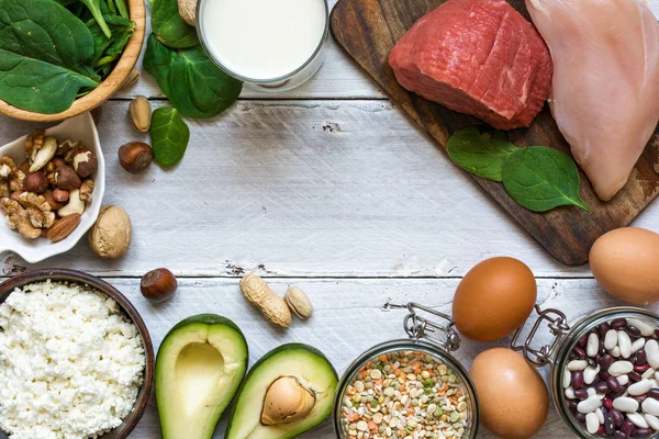 Alimentos ricos en proteínas: pollo, carne, espinacas, nueces, huevos, frijoles y queso — Foto de Stock