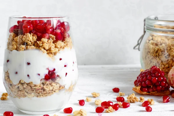 Diät-Dessert mit Joghurt, Müsli und Granatapfelfrüchten im Glas — Stockfoto