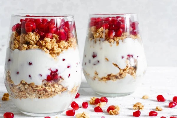 Hausgemachtes Joghurt-Parfait mit Müsli und Granatapfelfrüchten — Stockfoto