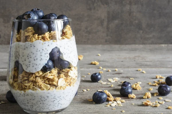 Chiapudding oder Joghurt-Parfait mit Blaubeeren, Müsli und Chiasamen — Stockfoto