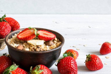 kase çilek, granola ve fındık ile yulaflı müsli