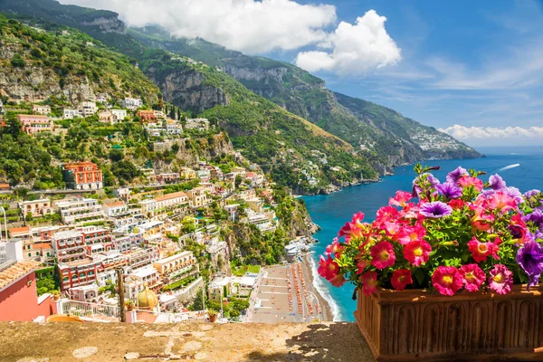Vue de la ville de Positano depuis la terrasse avec des fleurs, Italie — Photo
