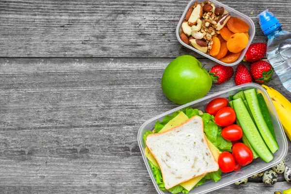 健康午餐盒与三明治、 鸡蛋和新鲜蔬菜，瓶水、 坚果和水果 — 图库照片