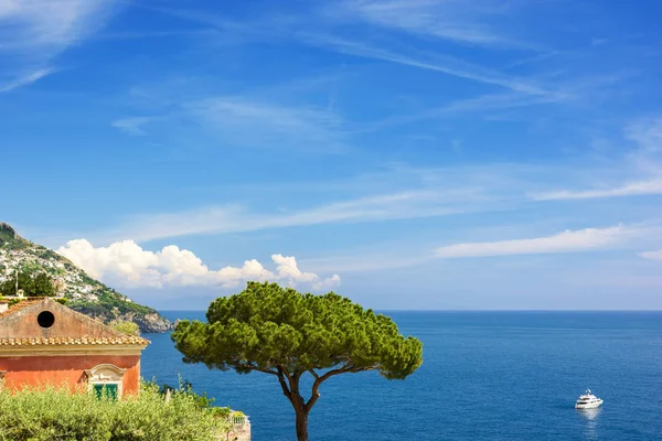 Vista mar com pinheiros, iate e aldeia na costa de Amalfi, Ital — Fotografia de Stock