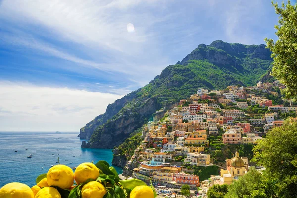 Vue de la ville de Positano avec des citrons, Italie — Photo