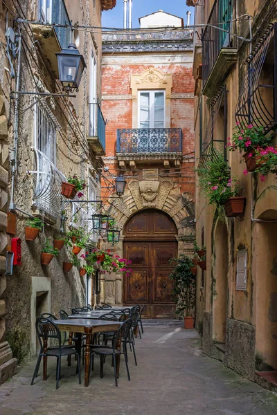 Tavoli e sedie da caffè all'aperto in un'accogliente strada nella città di Positano, Italia — Foto Stock