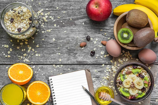 健康的早餐燕麦、 水果、 浆果、 鸡蛋、 蜂蜜和桔子汁 — 图库照片