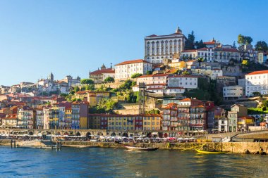 Porto, Portekiz eski şehir manzarası nehrin diğer tarafında
