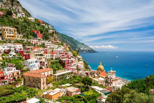 Amalfi kıyısındaki Positano manzarası, Campania, İtalya