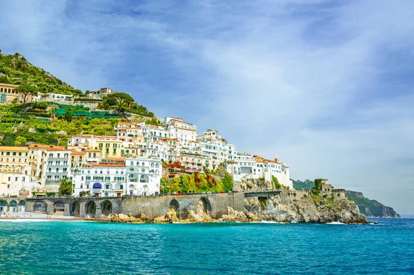 Vue de la ville d'Amalfi sur la côte amalfitaine, Campanie, Italie — Photo