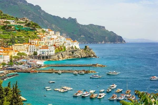 Krásný výhled města Amalfi na Amalfinské pobřeží, Kampánie, Itálie — Stock fotografie