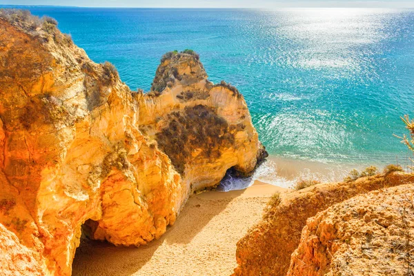 Belle plage de sable parmi les rochers et les falaises près de Lagos, région de l'Algarve, Portugal — Photo