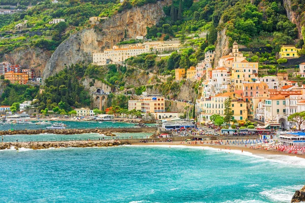 Vista do porto da cidade de Amalfi na costa de Amalfi, Campania, Itália — Fotografia de Stock