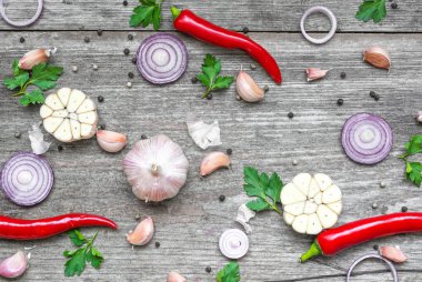 Sarımsak, kırmızı soğan, kırmızı biber, biber ve otlar bileşimi