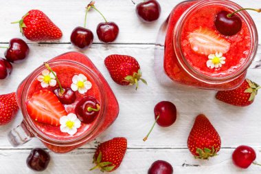 taze meyve ile cam kavanoza çilek ve kiraz smoothie