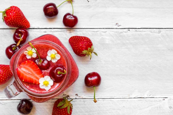 taze meyve ile cam kavanoza çilek ve kiraz smoothie