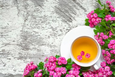 yaz çiçek çay beyaz rustik ahşap arka plan üzerinde pembe çiçek dalları ile