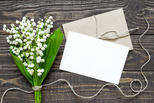 Blank vit gratulationskort och kuvert med vit Lilja av v — Stockfoto