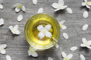 Kupa bitkisel çay ve Yasemin çiçek Üstten Görünüm