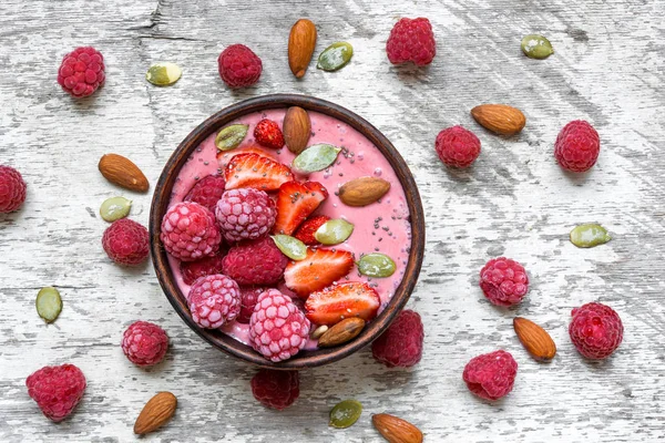 Lamponi rosa e frullato alla fragola o frullato di latte in una ciotola — Foto Stock