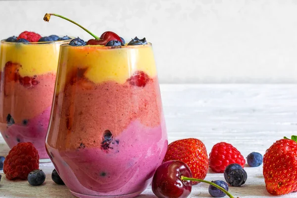 ev yapımı katmanlı güler yüzlü lezzetli tatlı meyve ve çilek bardaklarda yapılmış