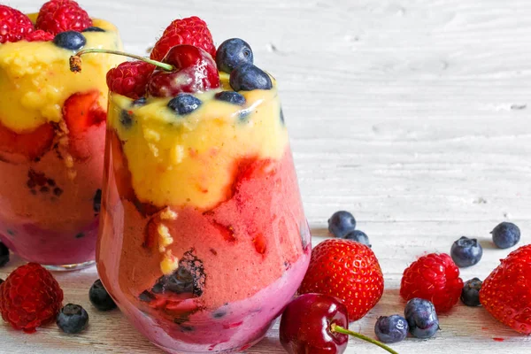 ev yapımı katmanlı güler yüzlü lezzetli tatlı meyve ve çilek bardaklarda yapılmış