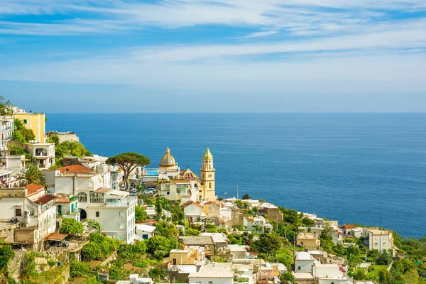 Utsikt över den staden Praiano på Amalfikusten, Italien — Stockfoto