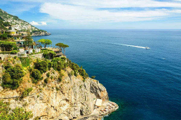 Vista mar com pinheiros, iate e aldeia na costa de Amalfi, Itália — Fotografia de Stock