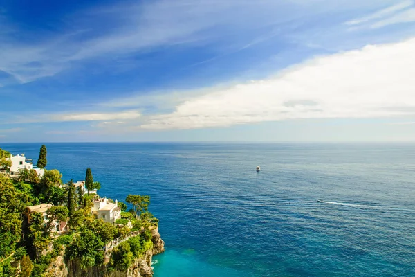 Vista al mar con pinos y pueblo en la costa de Amalfi, Italia — Foto de Stock