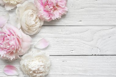 Düğün davetiyesi veya yıldönümü tebrik kartı ya da anneler günü kartı mockup pembe ve kremsi peonies ile dekore edilmiş