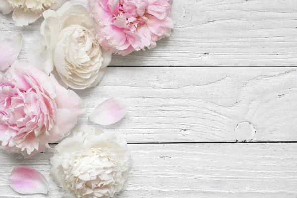 Düğün davetiyesi veya yıldönümü tebrik kartı ya da anneler günü kartı mockup pembe ve kremsi peonies ile dekore edilmiş