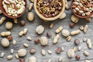 rustik ahşap arka plan üzerinde kase fındık çeşitleri.