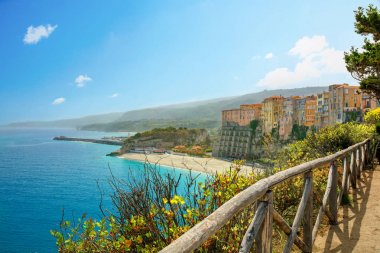 Tropea kasaba ve boş plaj yüksek görünümünü. Calabria, İtalya
