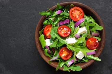 Taze roka, beyaz peynir, bir kase kırmızı soğan salatası