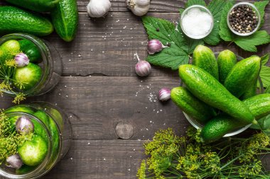 taze malzemelerle salatalık turşusu yemek pişirmek için salatalık hasat. koruma