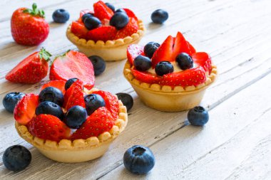 Taze ev yapımı berry tart çilek ve yaban mersini taze çilek ile