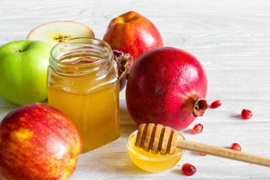 Elma, nar ve tatlım, Yahudi yeni yılı - Rosh Hashana geleneksel gıda.