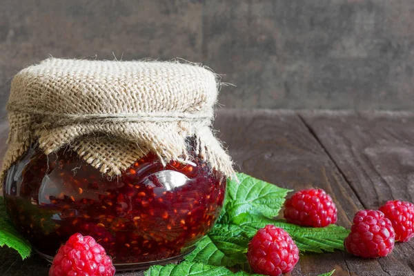 Ahududu reçeli ve rustik ahşap masa üzerinde taze ahududu