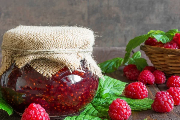 Selai raspberry dan raspberry segar di meja kayu pedesaan — Stok Foto